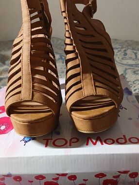 TOP MODA- Tan Strappy Cutout Platform Heels